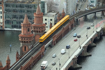 Polizist bei Einsatz auf Oberbaumbrücke von Auto erfasst