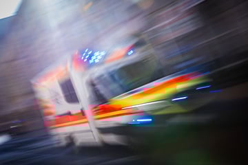 Schwerer Crash auf Mariendorfer Damm: Motorradfahrer in Lebensgefahr