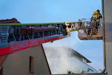 Leipzig: Zeugen hören Knallgeräusche aus Haus: Feuerwehr in Connewitz im Einsatz