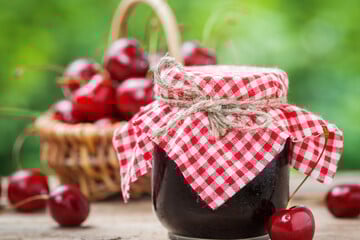 Dieses einfache Kirschmarmelade Rezept bringt den Sommer im Glas