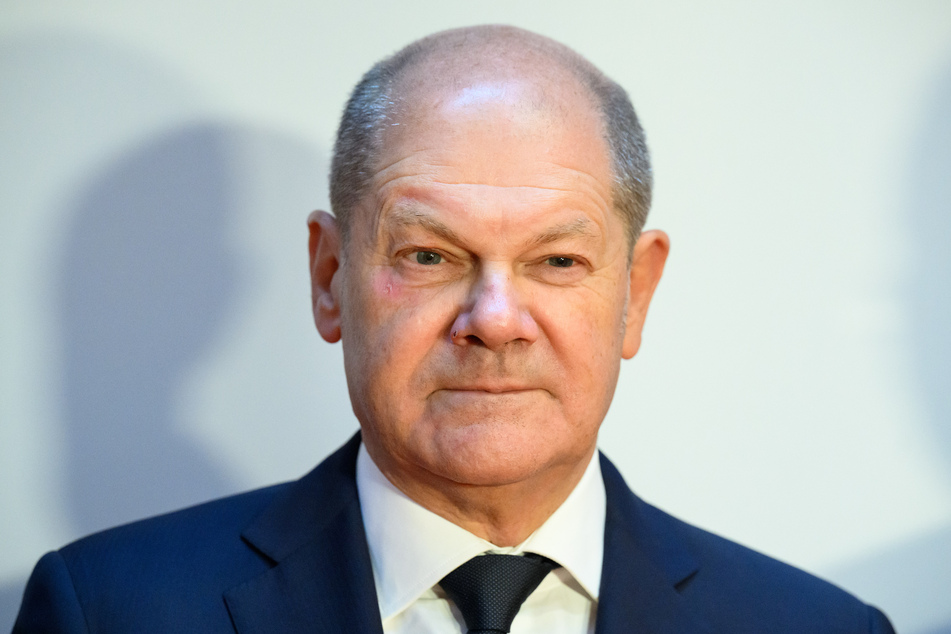 Olaf Scholz (65, SPD) zeigt sich wieder ohne Augenklappe: Der Bundeskanzler dämpft allzu hohe Erwartungen an einen schnellen Frieden in der Ukraine.
