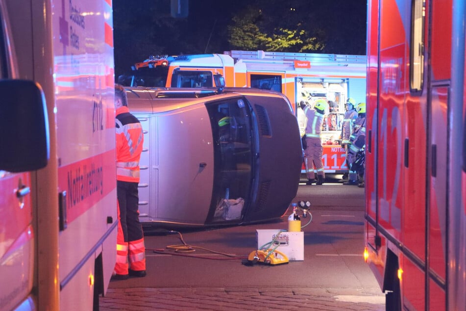 Renault fährt mit voller Wucht in Kleintransporter - Wagen bleibt auf der Seite liegen