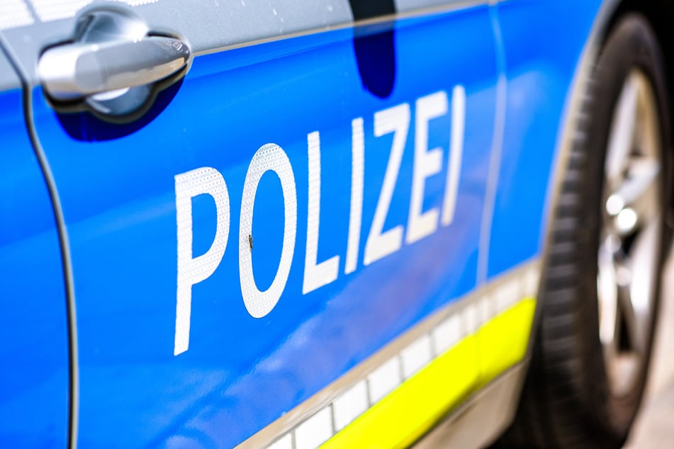 Aggressives Simson-Duo tritt gegen fahrendes Auto