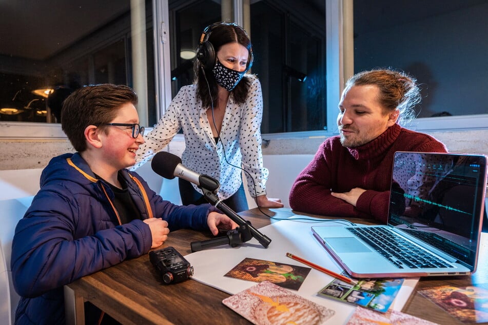 Pepe (12) interviewt beim Jugendpodcast "KüWaBü" den Maler Marian Kretschmer (37). Nicole Kühmel (40) leitet das Projekt.
