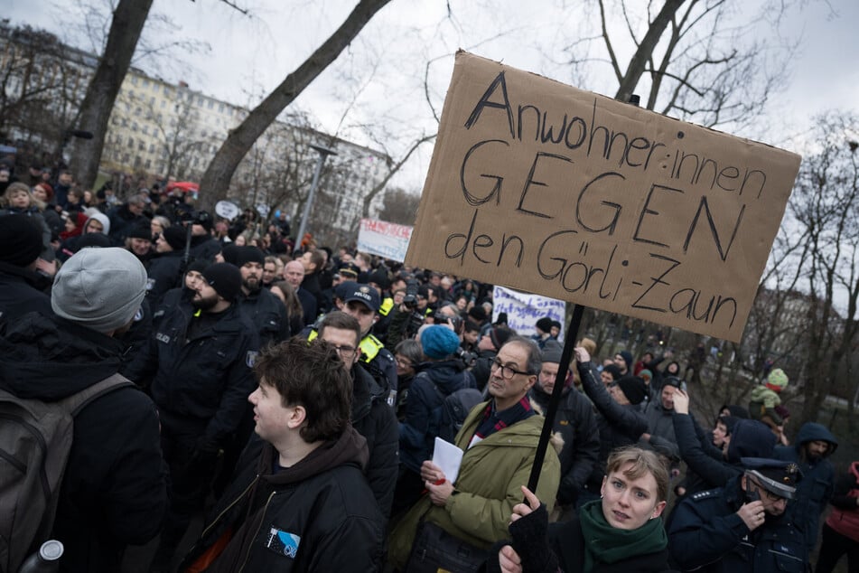Menschen demonstrieren gegen eine Umzäunung des Parks