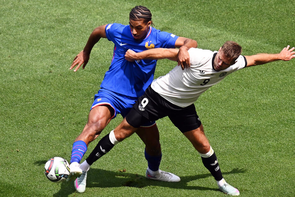 Niclas Füllkrug (rechts) luchste vorm vermeintlichen Ausgleich den Franzosen regelwidrig den Ball ab.