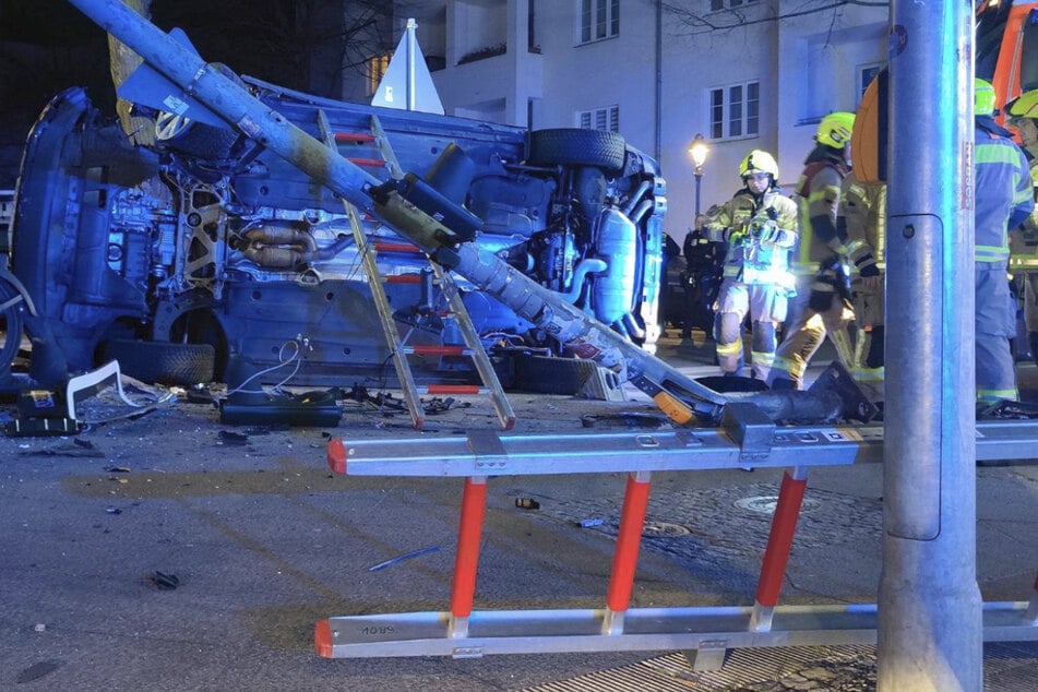 Auf Flucht vor Polizei: Auto landet an Hauswand - drei Verletzte!