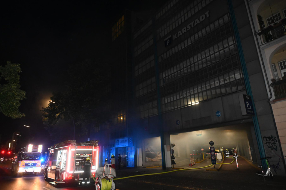 Berlin: Feuerwehreinsatz im Karstadt-Parkhaus an der Urbanstraße: War es Brandstiftung?