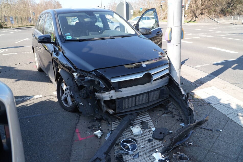 Der Mercedes kam an einer Ampel zum Stehen.