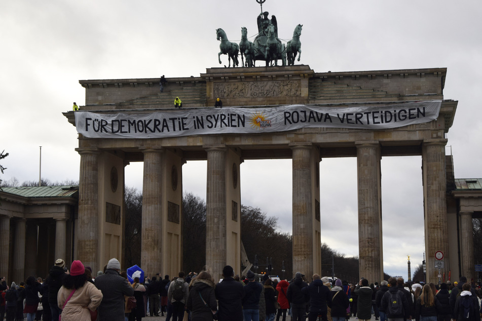 Berlin: Brandenburger Tor von Aktivisten besetzt und 30-Meter-Banner entrollt!