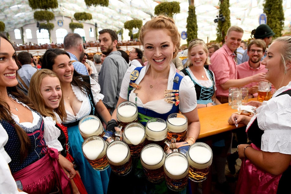 Die Wiesn Kellnerinnen leisten beim Oktoberfest Unglaubliches.