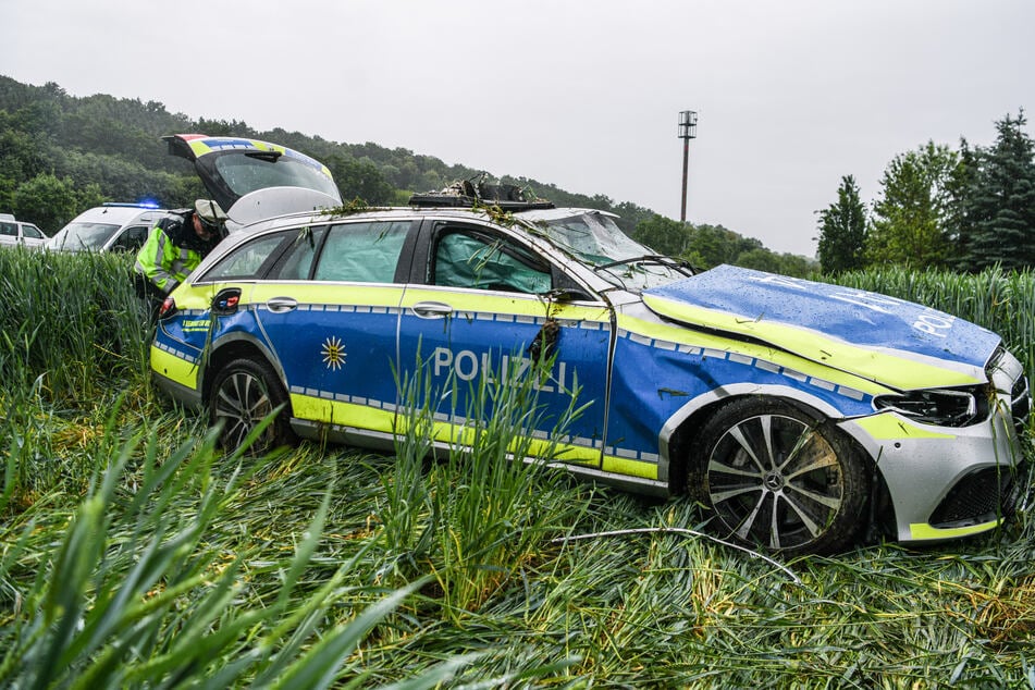 Polizeistreife überschlägt sich mehrfach bei Einsatzfahrt: Zwei Beamte verletzt