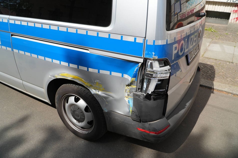 Deutliche Spuren am Polizeiauto lassen keine Zweifel an dem Crash.
