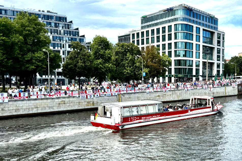 Die englische Fans in Berlin zeigten am Spreeufer beim S-Bahnhof Friedrichstraße Flagge.