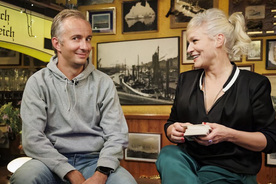 "Inas Nacht": Carlo von Tiedemann spricht über bewegte Zeit und Jan Böhmermann singt