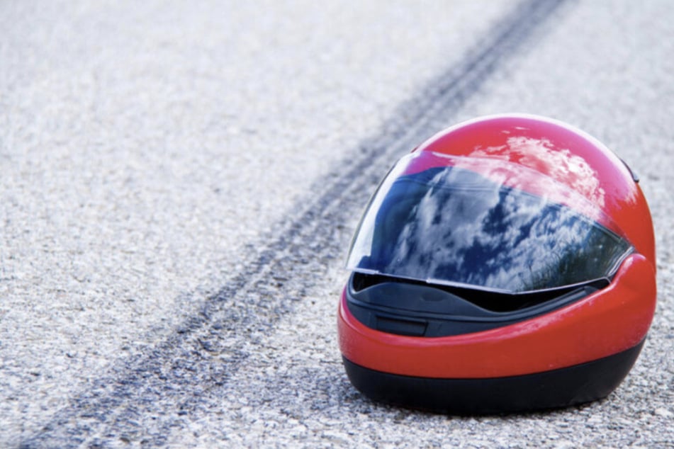Fataler Vorfahrtsfehler: Motorrad von Straße geschleudert, Fahrer schwer verletzt