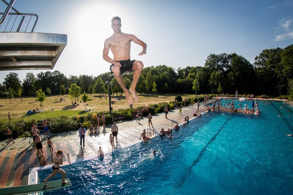 Dresdens höchster Sprungturm im Freien steht im Freibad Wostra.