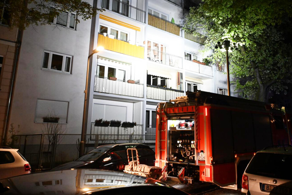 Berlin: Hilfeschreie aus Brandwohnung: Polizei rettet zwei Rentner aus den Flammen