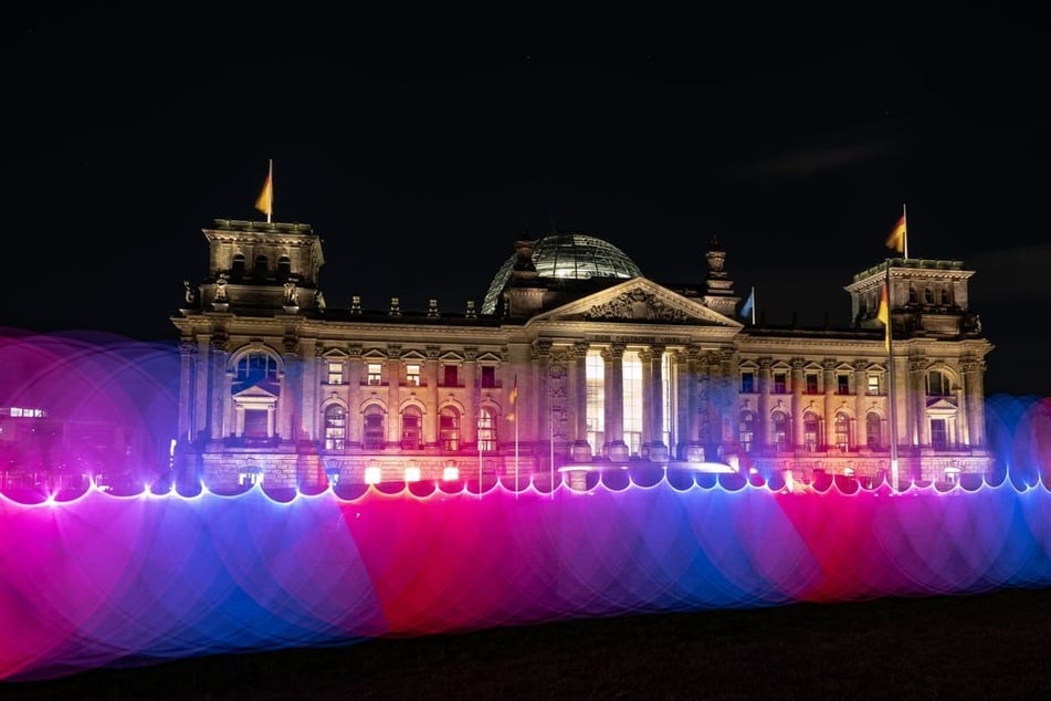 Der Reichstag erstrahlt in Lichtern. Ob das geplante Kunstprojekt auch dort stattfinden wird?