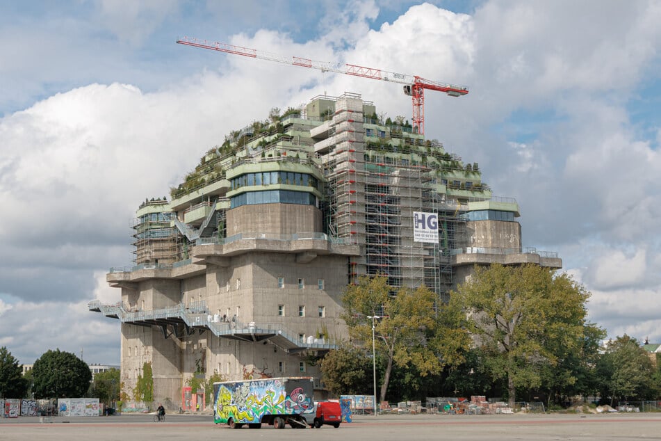 Im Laufe der Bauarbeiten bekam der graue Bunker ein grünes Dach. (Archivbild)