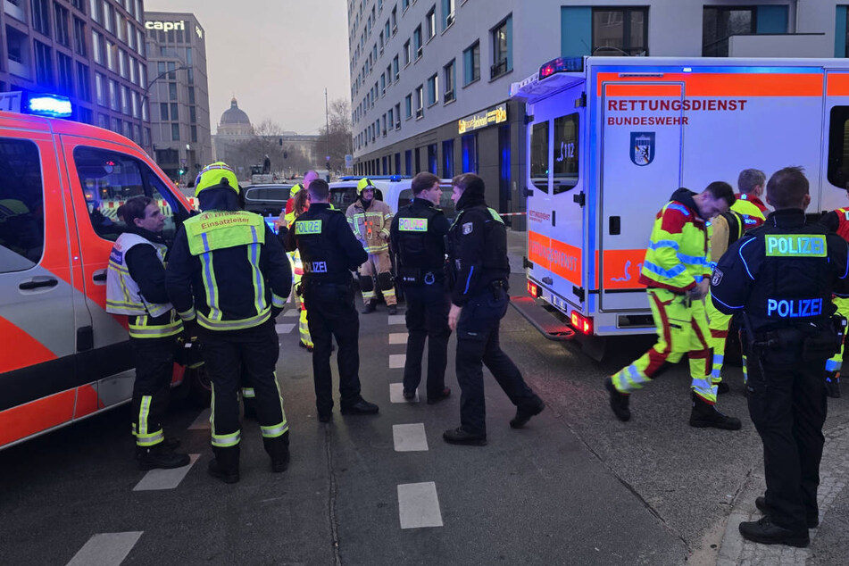 Berlin: Blutiger Angriff in Berlin-Mitte: Polizei findet Mann mit Stichwunde