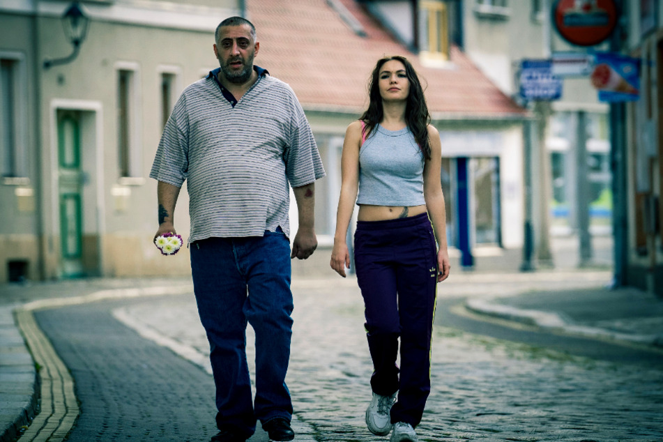 Nabil (Kida Khodr Ramadan) macht sich mit der intelligenten und schlagfertigen Juju (Emma Drogunova) auf den Weg nach Berlin.