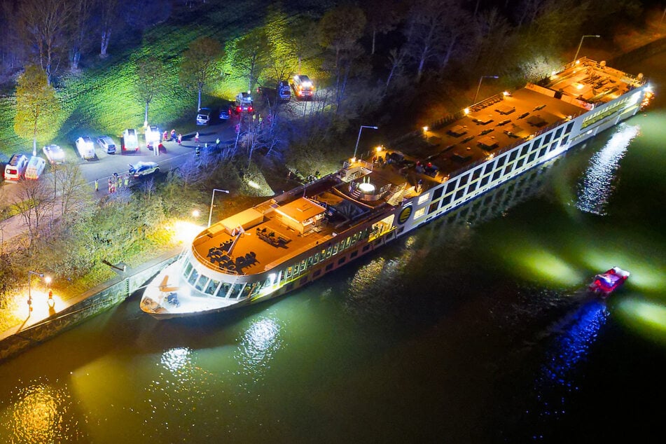 Fluss-Kreuzfahrt prallt gegen Betonmauer: Viele Deutsche an Bord - mehrere Verletzte