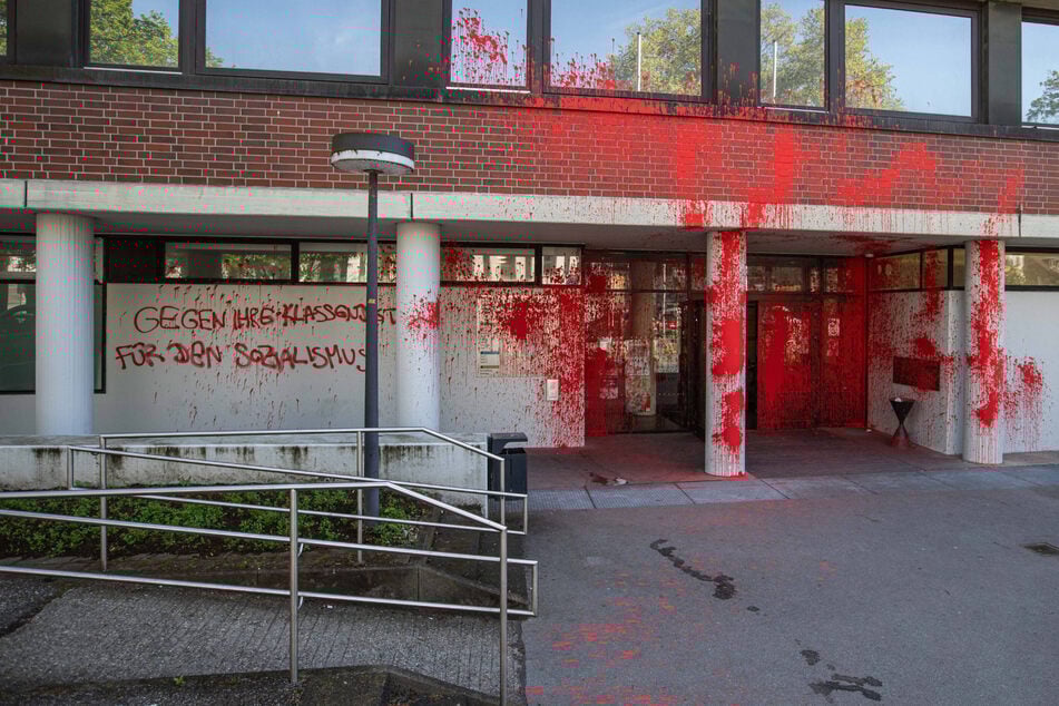 Farbanschlag auf Amtsgericht in Stuttgart: Drei Verdächtige