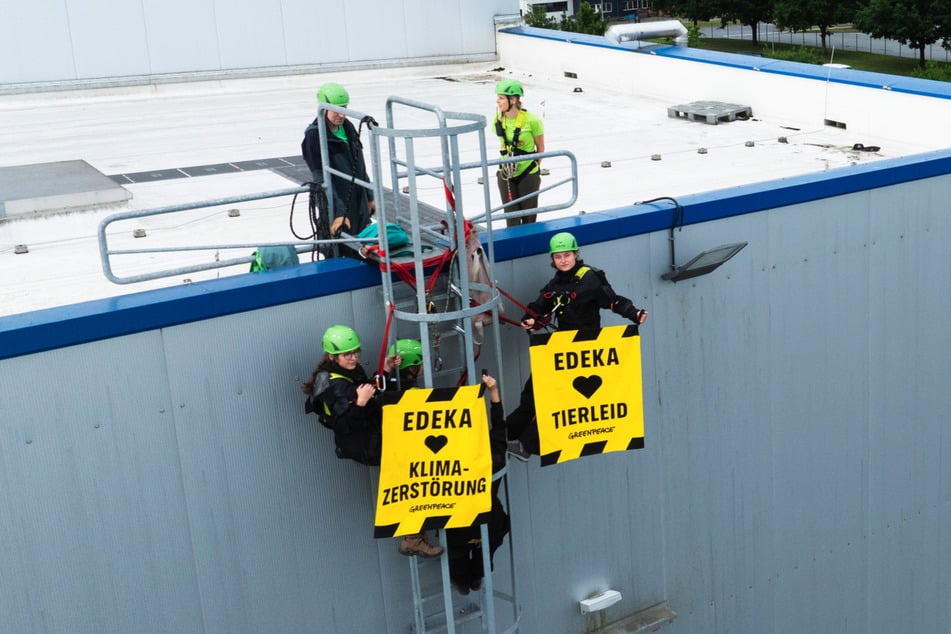 Aktivisten ketteten sich an die Nottreppe, damit die Einsatzkräfte sie nicht nutzen konnten.