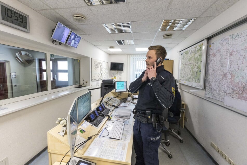 Im Gegensatz zu Standorten sind Reviere wie das in Großenhain rund um die Uhr besetzt und telefonisch erreichbar.