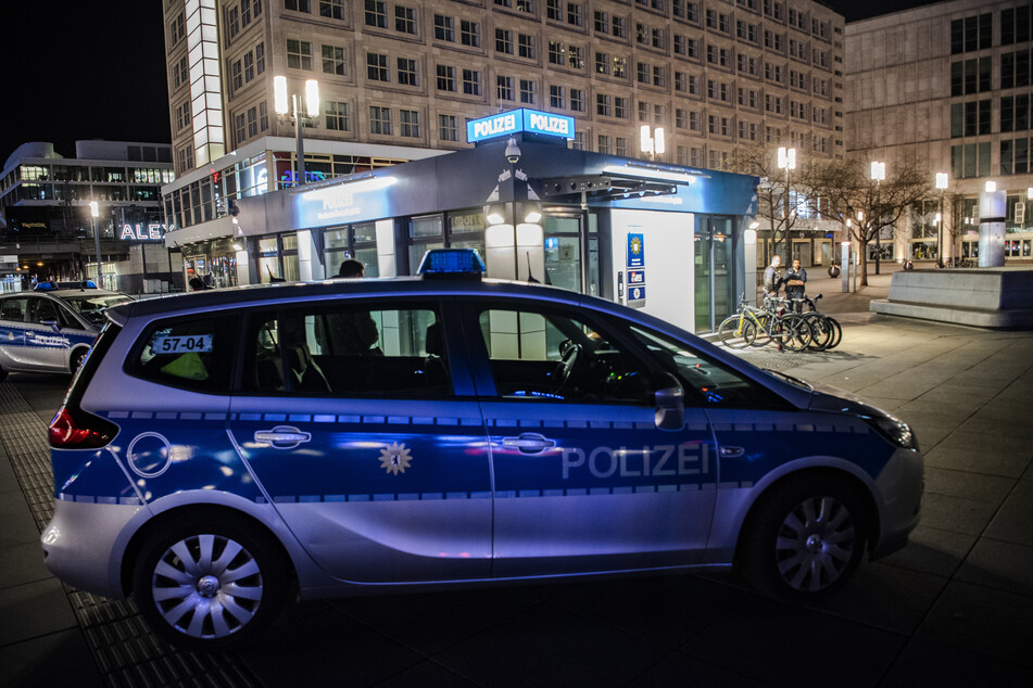 Berlin: 18-Jähriger attackiert Passanten am Alex mit Elektroschocker
