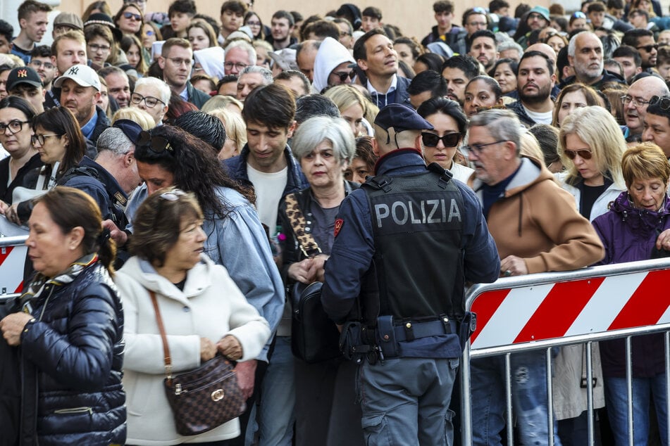 Abschied von Papst Franziskus: Teils chaotische Szenen vor Petersplatz