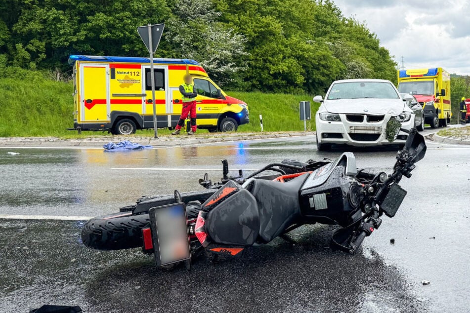 Vorfahrts-Crash im Erzgebirge: Krad-Fahrer im Krankenhaus