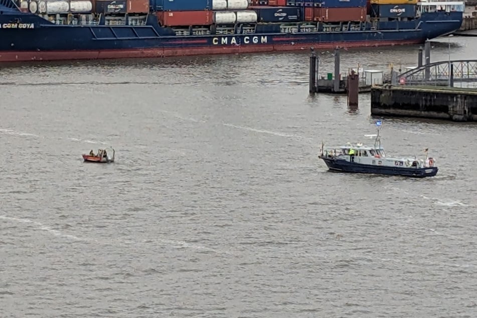 Taucher bergen Leiche aus der Elbe