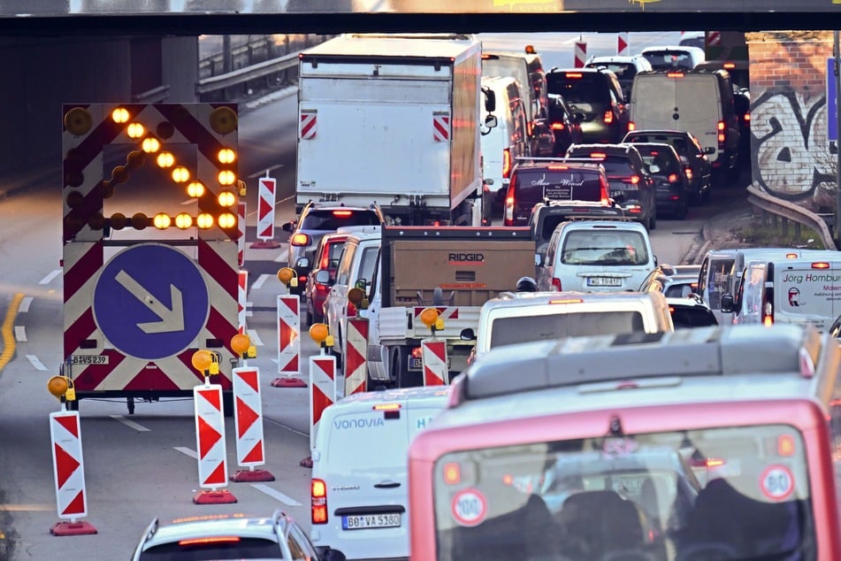 Sperrung der A100 sorgt für Rettungswagen-Chaos: Umleitung nicht stabil genug!