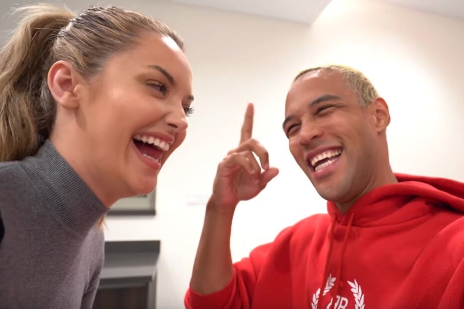Die beiden scherzen in einem YouTube-Video.