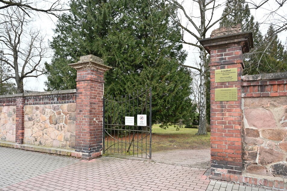 Eingang vom Mittweidaer Friedhof: Mutter Gabriele erfuhr nie, wo ihre Tochter Claudia bestattet wurde.