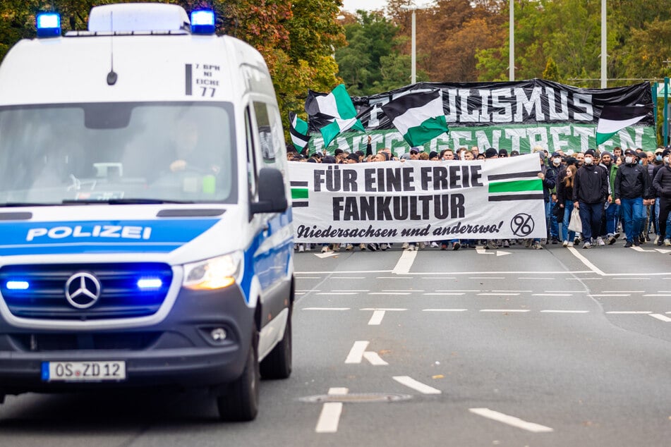 Protest im "Feindesland": Hunderte Fans gehen auf die Barrikaden