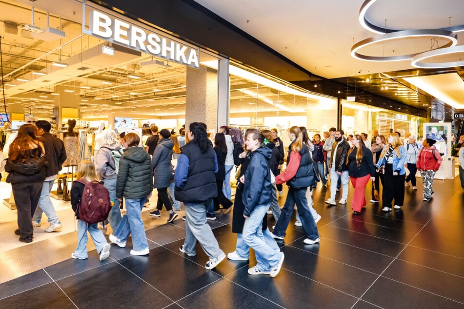 Leipzig: Riesen-Andrang in den Höfen am Brühl: Fast-Fashion-Marke Bershka eröffnet Shop in Leipzig