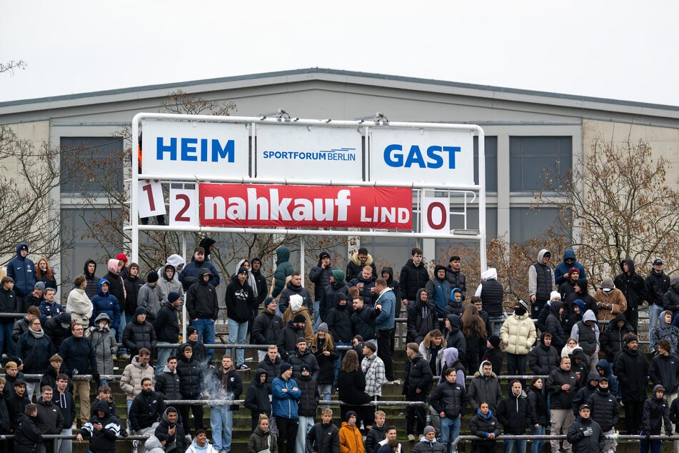 Berlin: Randale in der Regionalliga: Fußballfans prügeln Polizisten bewusstlos