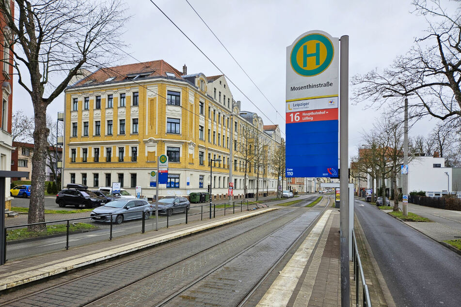 An dieser Haltestelle in Eutritzsch hat der 22-Jährige die Kontrolle über seinen VW verloren.