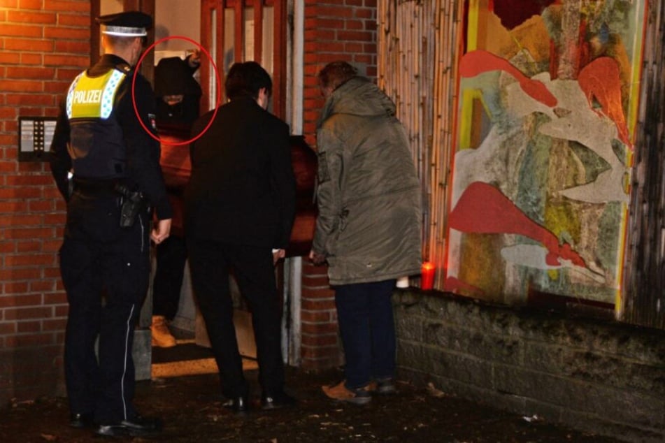 Hier trägt TV-Koch Tim Mälzer den Sarg von Jan Fedder († 64) aus der Wohnung