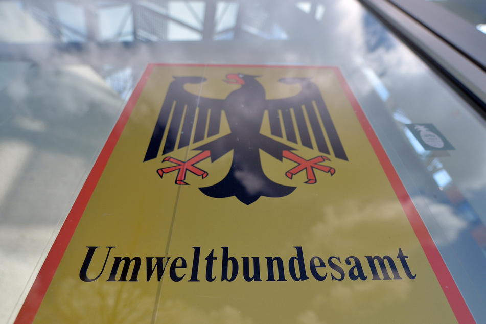 Das Umweltbundesamt mit Hauptsitz in Dessau-Roßlau (Sachsen-Anhalt) ist eine Bundesbehörde mit rund 1800 größtenteils wissenschaftlichen Mitarbeiterinnen und Mitarbeitern aus unterschiedlichen Fachdisziplinen. Das UBA beobachtet und bewertet den Zustand der Umwelt, und berät die Politik.