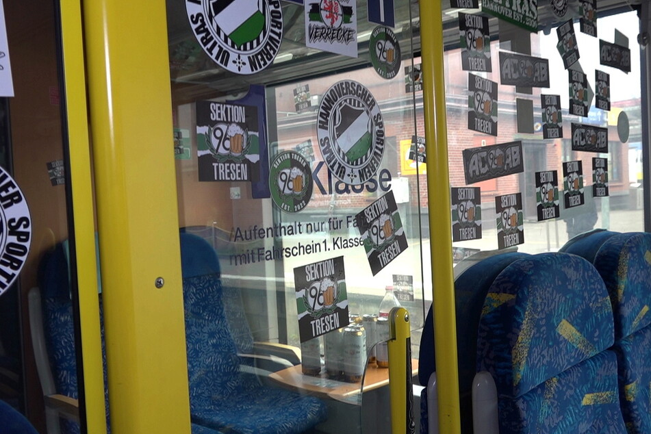 Das Zuginnere ist über und über mit Aufklebern der Fans von Hannover 96 übersät.