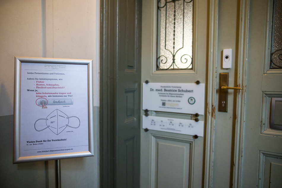 Hinweis an der Praxis: Patienten mit Erkältungssymptomen bitte klingeln und warten! Wer einen grippalen Infekt hat, soll möglichst nicht im Wartezimmer Platz nehmen, um chronisch Kranke und Patienten ohne Erkältungssymptome nicht anzustecken.