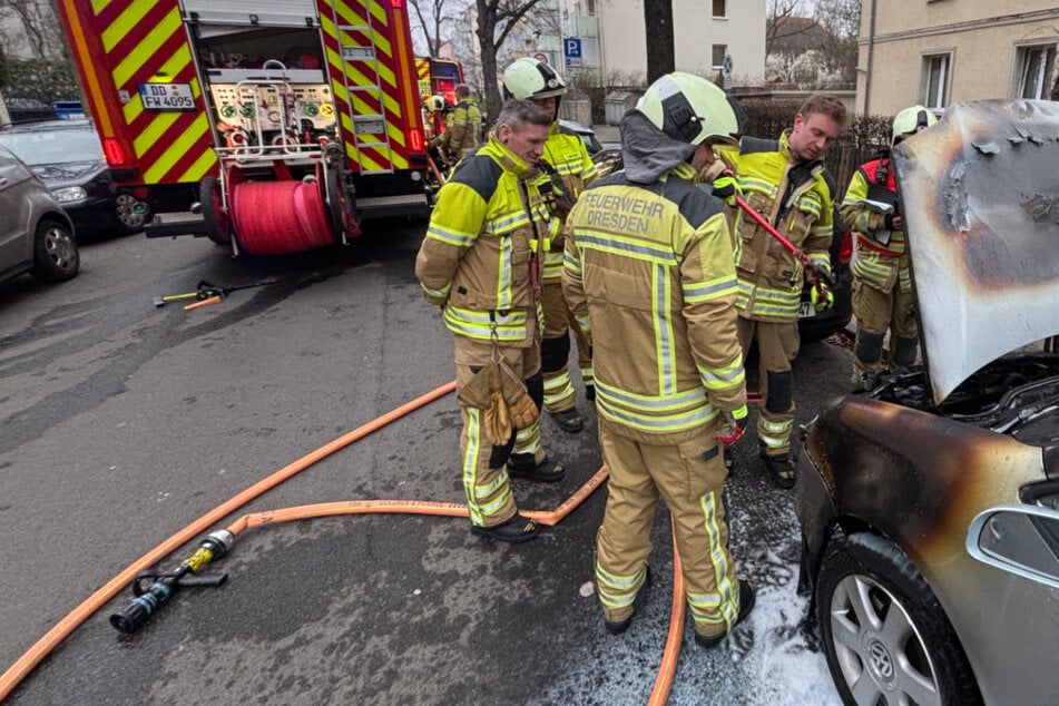 Dresden: Feuer im Verkehr: Mann fährt durch Südvorstadt, plötzlich brennt sein Auto