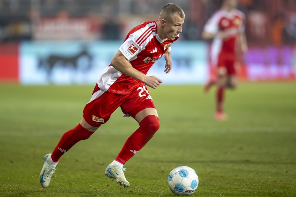 Unioner Tim Skarke (28) ist am Ball.