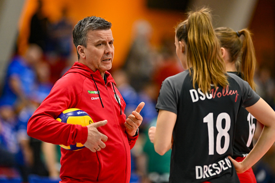 Kapitänin Sarah Straube (r.) reiste zwar mit ihrem Team nach Stuttgart, spielen konnte sie aber nicht.