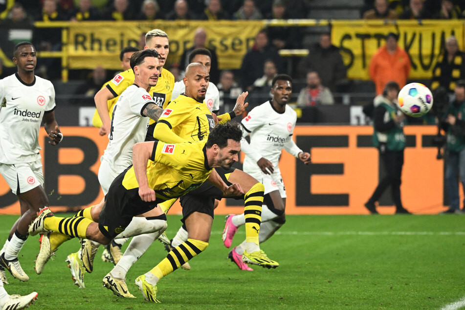 Ein Flugkopfball wie aus dem Lehrbuch! Mustergültig traf Mats Hummels (35, vorn) am Wochenende gegen Frankfurt. War es vielleicht schon sein letztes Bundesliga-Tor?