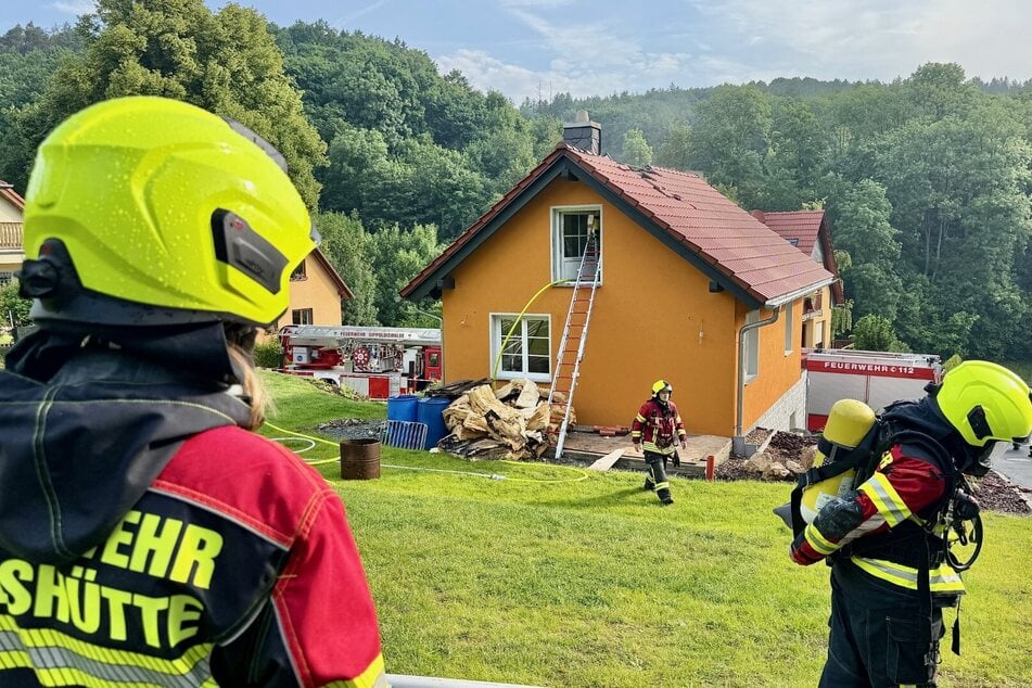 Noch ein Blitzeinschlag! Haus fängt Feuer, Bewohner versucht zu löschen